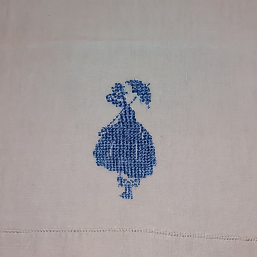 LINEN TABLE RUNNER NEEDLEPOINT LITTLE BO-PEEP NATURAL LINEN BLUE ACCENT 17x48